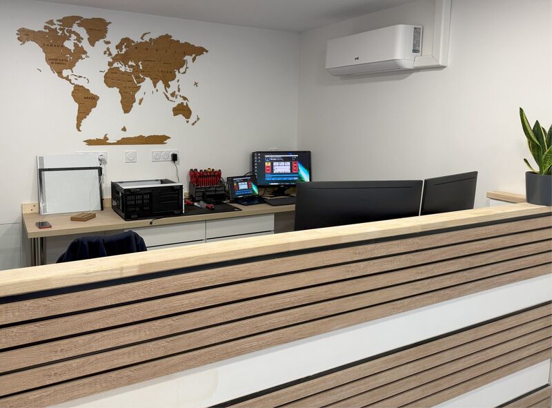 Le comptoir de travail d'Action Micro Informatique — outils de diagnostic, écrans et matériel de réparation