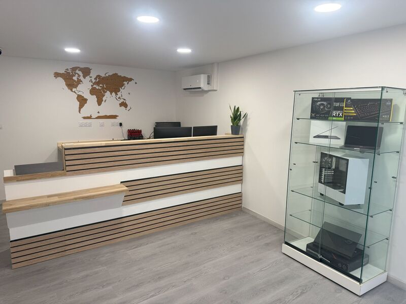 Intérieur de la boutique Action Micro Informatique à Pamiers — comptoir d'accueil et vitrine de matériel